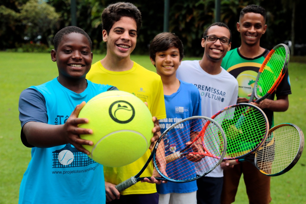 Carlos Henrique, 12 anos, Guilherme Fernandes, 15, Valter Albuquerque, 13, Lucas Cunha, 20 e Lucas Torres, 18: atendidos pelos projetos sociais apoiados pelo Rio Open. FOTO: Marcos de Paula/Prefeitura do Rio